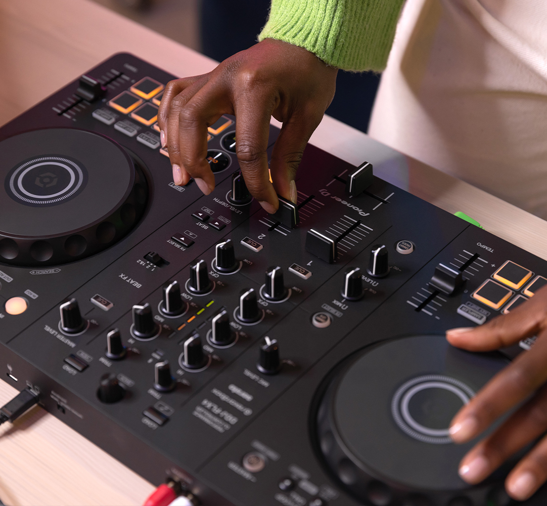 Te presentamos el controlador DDJ-FLX4 para múltiples aplicaciones de DJ 5 Diseño portátil fácil de usar y disposición profesional